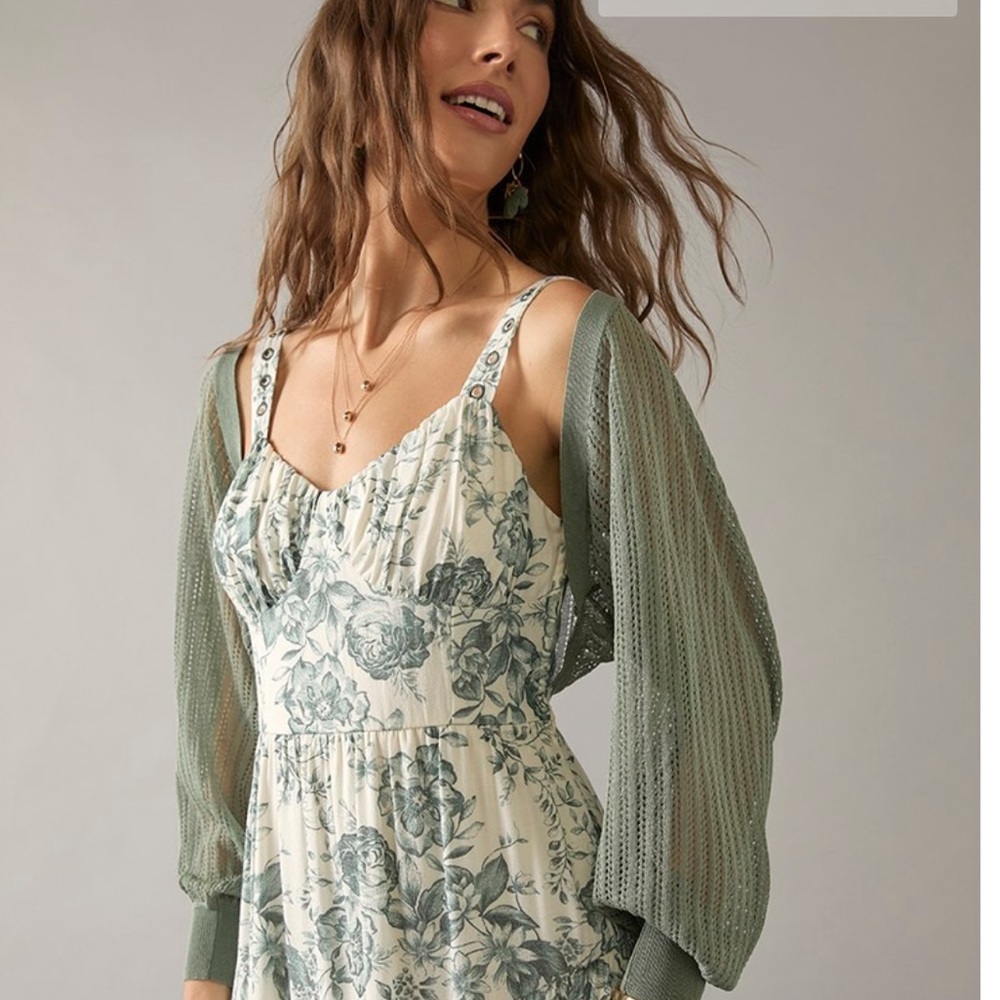 Francesca’s Sage Shrug, size S